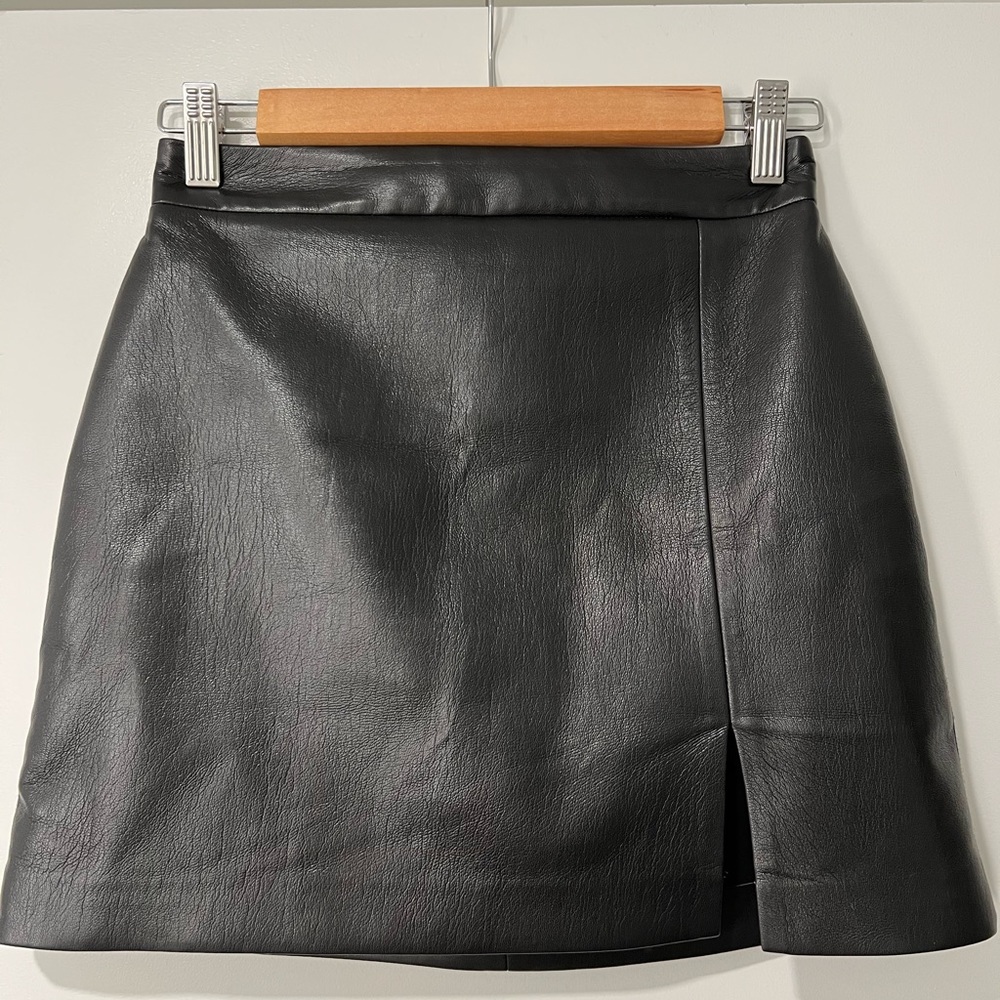 Aritzia - Wilfred black faux leather skirt with slit size 2
